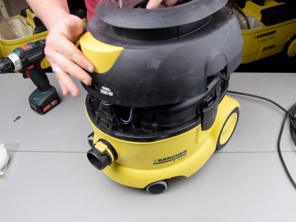 Tedd vissza a tetőt és a két rögzítőcsavart (TX20). Karcher T 12/1 javítás, motorcsere