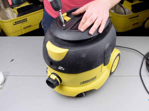 Tedd vissza a tetőt és a két rögzítőcsavart (TX20). Karcher T 12/1 javítás, motorcsere