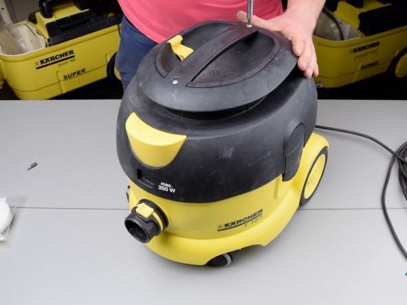 Tedd vissza a tetőt és a két rögzítőcsavart (TX20). Karcher T 12/1 javítás, motorcsere