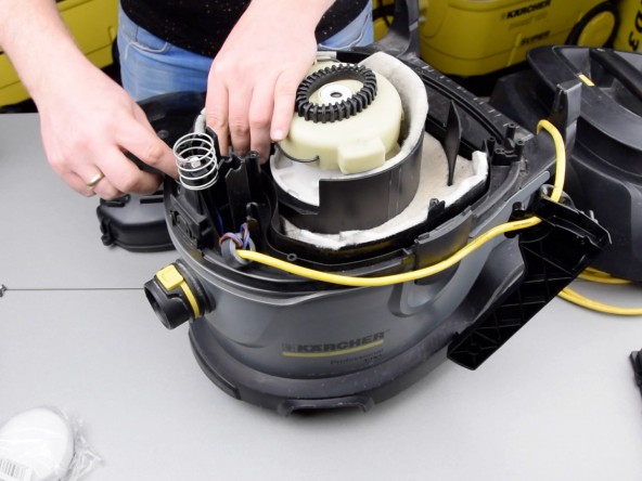 Tedd be az új motort, pozicionáld és tedd vissza a sarukat. Karcher T 15/1 javítás, motorcsere