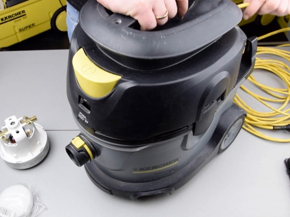 Vedd ki a fedélrögzítő csavarokat(TX20). Karcher T 15/1 javítás, motorcsere